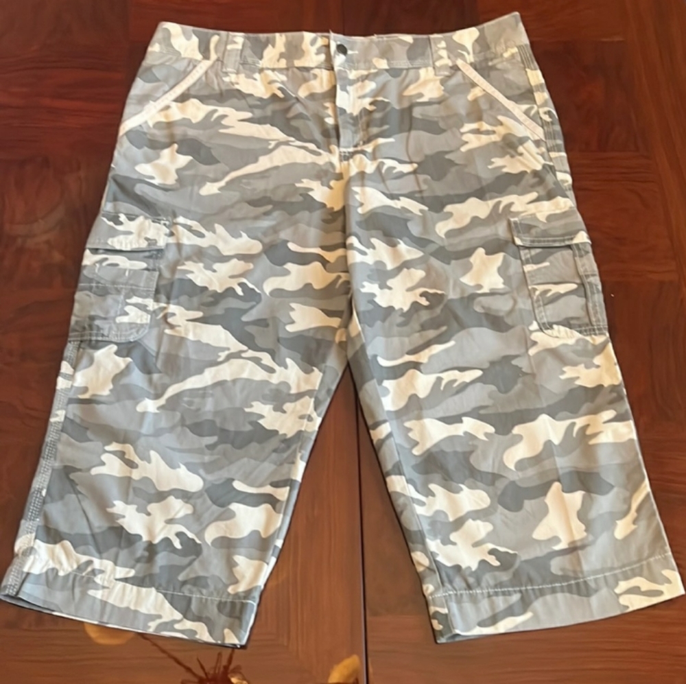 Carhartt Women’s Camo Cargo Relaxed Fit Crop Pants **NWOT**